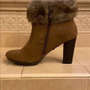 ☃️Dana Buchanan brown suede boots “with the fur”!